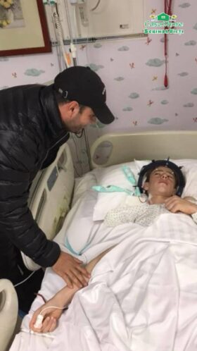 Cosmin alături de echipa Casa Share, după operația la coloana vertebrală care i-a schimbat viața. Astăzi este tată a doi copii.
