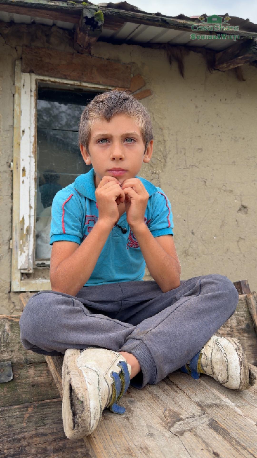 Sebi, un copil dintr-o familie defavorizată, visează la un ghiozdan pentru școală