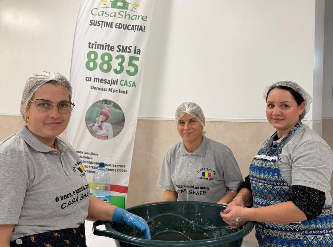 Mame și copii pregătesc gogoși în bucătăria Centrului Educațional Casa Share, pentru pelerinii de la Sfânta Cuvioasă Parascheva.