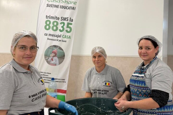 Mame și copii pregătesc gogoși în bucătăria Centrului Educațional Casa Share, pentru pelerinii de la Sfânta Cuvioasă Parascheva.